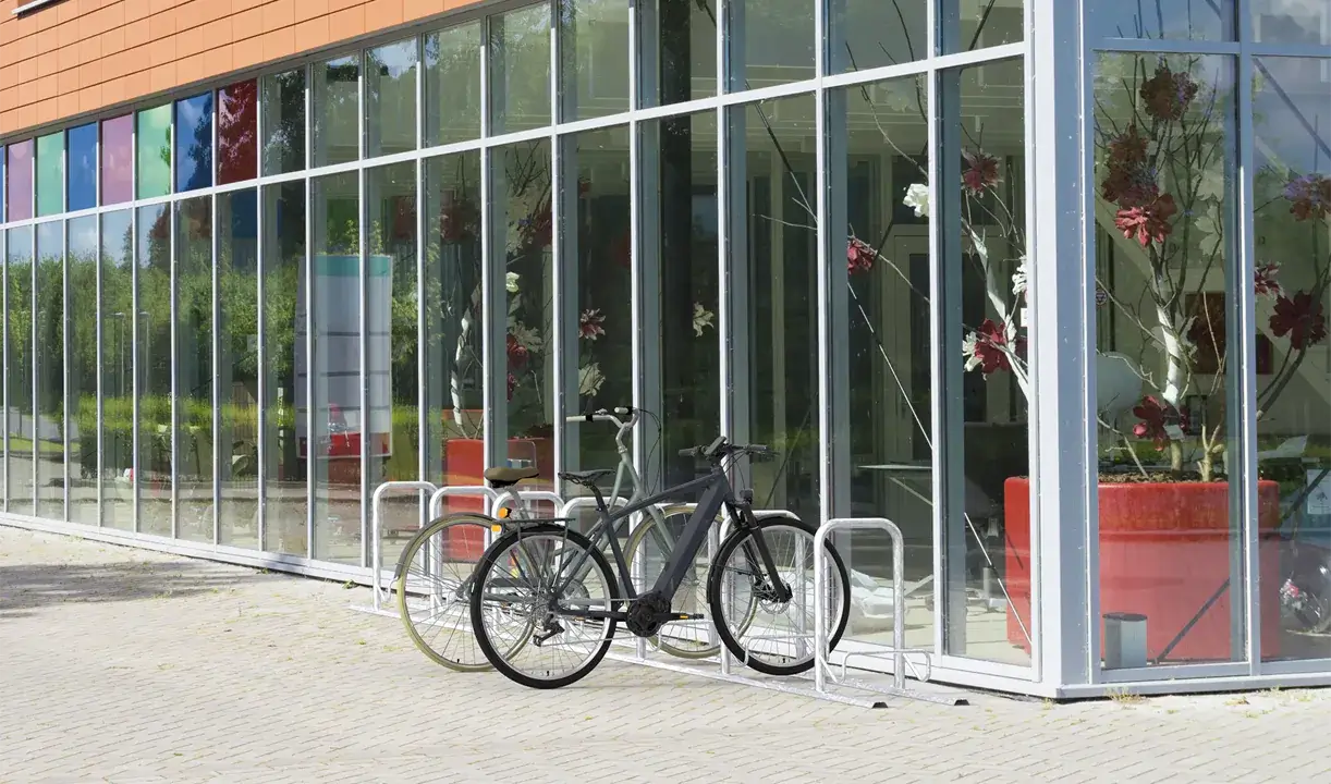 Fahrradständer Atega vor einem Gebäude