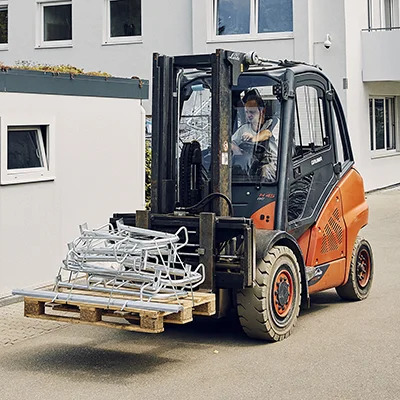 Gabelstapler transportiert Fahrradständer